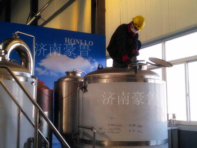 工人在加工好博在线罐体