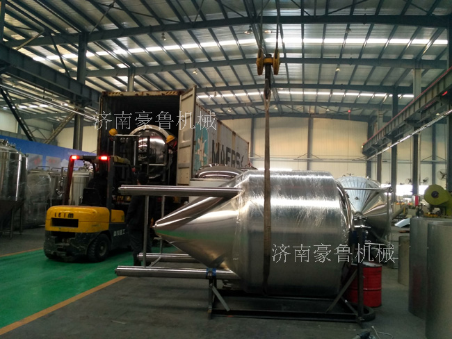 等待运输的发酵罐 等待运输的发酵罐